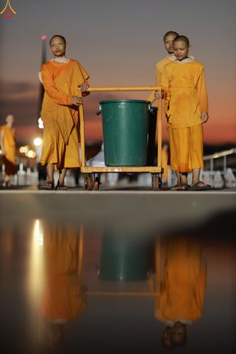 ภาพ No.320461:วันที่ 9 เมษายน พ.ศ.2569 การเตรียมงาน มัดถุงน้ำ ถ่วงขาโต๊ะไทยธรรม เพื่องานถวายมหาสังฆทาน 40,000 กว่าวัดทั่วประเทศ วันคุ้มครองโลก 22 เมษายน พ.ศ.2569 วัดพระธรรมกาย