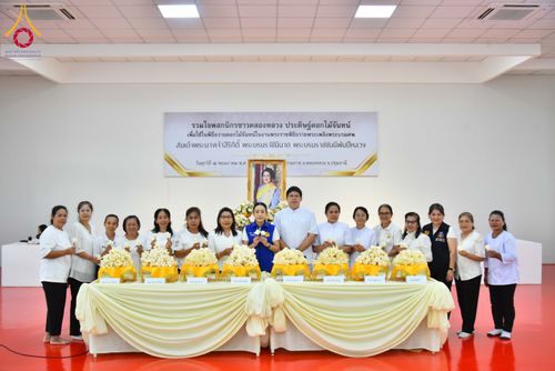 ภาพ No.327572:วันศุกร์ที่ 1 พฤษภาคม พ.ศ. 2569 รวมใจพสกนิกรชาวอำเภอคลองหลวง ประดิษฐ์ดอกไม้จันทน์ เพื่อใช้ในพิธีถวายดอกไม้จันทน์ในงานพระราชพิธีถวายพระเพลิงพระบรมศพ สมเด็จพระนางเจ้าสิริกิติ์ พระบรมราชินีนาถ พระบรมราชชนนีพันปีหลวง ณ วัดพระธรรมกาย