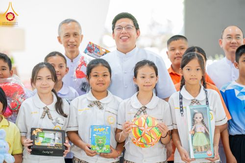ภาพ No.291058:วันจันทร์ที่ 5 มกราคม พ.ศ. 2569  วัดพระธรรมกาย มูลนิธิธรรมกาย  จัดพิธีมอบของขวัญสนับสนุนการจัดกิจกรรมงานวันเด็กแห่งชาติ ประจำปี พ.ศ. 2569 ให้แก่องค์กรภาคีเครือข่ายกว่า 200 องค์กร ณ วัดพระธรรมกาย อ.คลองหลวง จ.ปทุมธานี