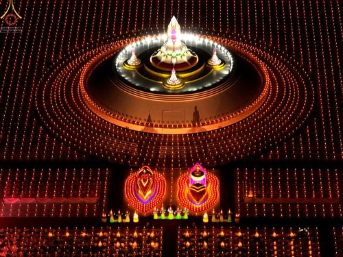 ภาพ No.70294:พิธีจุดประทีปถวายเป็นพุทธบูชา และบูชาธรรมมหาปูชนียาจารย์ ในโครงการธรรมยาตรากตัญญูบูชา มหาปูชนียาจารย์ พระมงคลเทพมุนี(สด จนฺทสโร) พระผู้ปราบมาร ปีที่ 11 ณ อนุสรณ์สถานลำดับที่ 2 สถานที่ตั้งมโนปณิธานบวชตลอดชีวิต อนุสรณ์สถานคลองบางนางแท่น อ.สามพราน จ.นครปฐม 