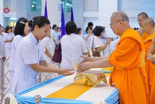 ภาพ No.338101:วันอาทิตย์ต้นเดือน 5 กรกฎาคม พ.ศ.2569 สัมมนาพิเศษ พิธีมอบพระของขวัญ ณ ห้องแก้วสารพัด1 วัดพระธรรมกาย
