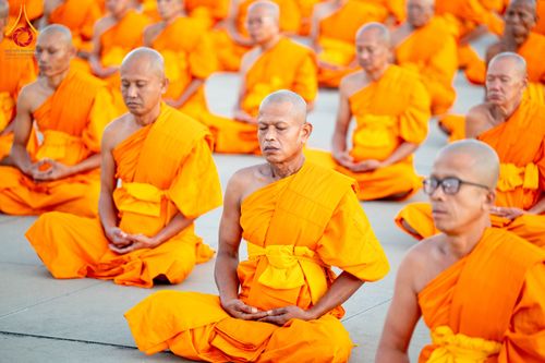 ภาพ No.285190:วันจันทร์ที่ 15 ธันวาคม พ.ศ.2568  บันทึกภาพหมู่ประวัติศาสตร์ โครงการบรรพชาอุปสมบทหมู่  รุ่นบูชาธรรมมหาปูชนียาจารย์ ประจำปี 2568 ณ ลานธรรมมหาธรรมกายเจดีย์ วัดพระธรรมกาย