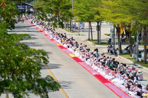 ภาพ No.304534:วันที่ 25 มกราคม พ.ศ. 2569 พิธีต้อนรับพระธรรมยาตรา (ภาพชุดที่ 2) รร.สามัคคีราษฏร์บำรุง-วัดพระธรรมกาย ในโครงการธรรมยาตรา กตัญญูบูชา มหาปูชนียาจารย์ พระมงคลเทพมุนี(สด จนฺทสโร) พระผู้ปราบมาร อนุสรณ์สถาน 7 แห่ง ปีที่ 14