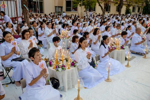 ภาพ No.297102:วันที่ 17 มกราคม พ.ศ. 2569 พิธีจุดประทีปถวายเป็นพุทธบูชา และบูชาธรรมมหาปูชนียาจารย์ (ภาพชุดที่ 2) ณ วัดโบสถ์บน ต.บางคูเวียง จ.นนทบุรี อนุสรณ์สถานลำดับที่ 4 สถานที่เกิดด้วยกายธรรม ในโครงการธรรมยาตรา กตัญญูบูชา มหาปูชนียาจารย์ พระมงคลเทพมุนี(สด จนฺทสโร) พร