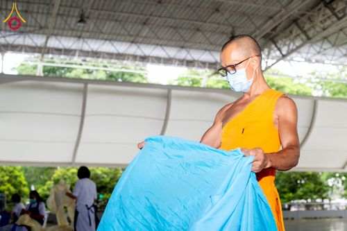 ภาพ No.325309:วันที่ 24-25 เมษายน พ.ศ.2569  เจ้าหน้าที่และอาสาสมัครรับบุญเก็บโต๊ะ เก้าอี้ ผ้าระบาย งานถวายมหาสังฆทาน 40,000 กว่าวัดทั่วประเทศ  ณ วิหารคด, สภาธรรมกายสากล วัดพระธรรมกาย