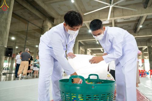 ภาพ No.82917:พิธีตักบาตรฉลองพระบวชใหม่  โครงการธรรมทายาทอุปสมบทหมู่อุดมศึกษา  รุ่นที่50 ภาคฤดูฝน วันเสาร์ที่ 24 มิถุนายน พ.ศ.2566 ณ มหารัตนวิหารคด คอร์ 6 วัดพระธรรมกาย