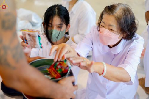 ภาพ No.80315:พิธีตักบาตรฉลองพระใหม่ ในโครงการบรรพชาอุปสมบทหมู่วันคุ้มครองโลก ณ สภาธรรมกายสากล วัดพระธรรมกาย วันอาทิตย์ที่ 16 เมษายน พ.ศ.2566