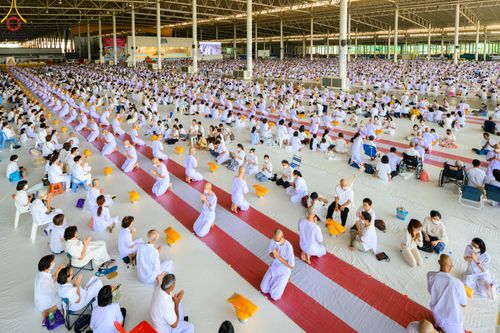 พิธีขอขมา มอบบาตรและผ้าไตร ในโครงการบรรพชาสามเณรฟื้นฟูพระพุทธศาสนาทั่วไทย โครงการอบรมยุวธรรมทายาท มัชฌิมธรรมทายาท และธรรมทายาทรุ่นอุดมศึกษา ณ สภาธรรมกายสากล วัดพระธรรมกาย วันเสาร์ที่ 1 เมษายน พ.ศ. 2566