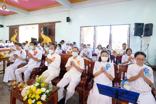 ภาพ No.83186:พิธีถวายสังฆทาน 323 วัด 4 จังหวัดชายแดนภาคใต้ ปีที่ 19 ครั้งที่ 163 พิธีมอบกองทุนหนุนแรงใจช่วยครูใต้ ปีที่ 16 ครั้งที่ 128  และพิธีทำบุญอุทิศส่วนกุศลให้ผู้วายชนม์ ในวันเสาร์ที่ 8 กรกฎาคม พ.ศ. 2566 ณ หอประชุม อาคารพระสุทธิสมณวัตรานุสรณ์   วัดมุจลินทวาปีวิ