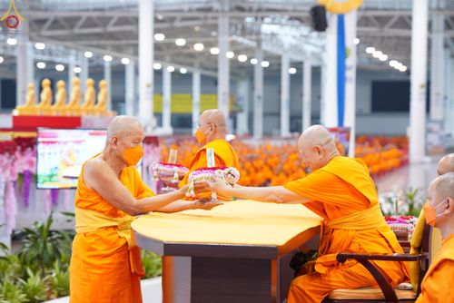 ภาพ No.79010:พิธีวางแผ่นจารึกชื่อ และพิธีวางพวงมาลัยสักการะพระบรมพุทธเจ้า ณ สภาธรรมกายสากล วัดพระธรรมกาย วันที่ 2 เมษายน พ.ศ. 2566