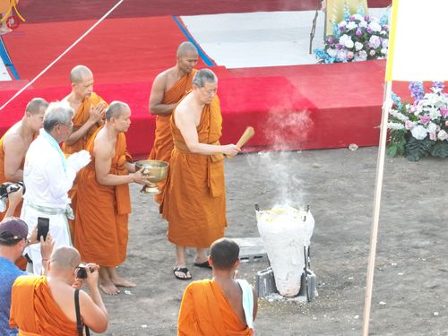 ภาพ No.79525:พิธีเททองหล่อพระประธาน ประจำอุโบสถวัดสายสุวพรรณ ณ มณฑลพิธีฯ ธรรมอุทยาน สัตตมหาสถาน หน้าอุโบสถวัดสายสุวพรรณ ต.คลองสี่ อ.คลองหลวง จ.ปทุมธานี วันเสาร์ที่ 1 เมษายน พ.ศ. 2566
