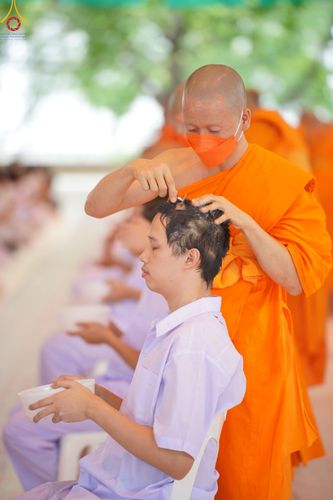 ภาพ No.83585:พิธีตัดปอยผมและปลงผม ในโครงการบรรพชาอุปสมบทหมู่ ธรรมทายาทรุ่นเข้าพรรษา ณ วัดพระธรรมกาย วันอาทิตย์ที่ 16 กรกฎาคม พ.ศ.2566