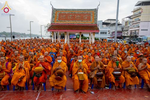 ภาพ No.284682:วันอาทิตย์ที่ 14 ธันวาคม พ.ศ.2568  พิธีทำบุญเมืองสุราษฎร์ธานี 110ปี และพิธีตักบาตรพระสงฆ์ 1,110 รูป  ณ บริเวณริมน้ำวัดกลาง (เก่า) ถนนบ้านดอน ตำบลตลาดใหม่ อำเภอเมือง จังหวัดสุราษฎร์ธานี