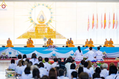 ภาพ No.78816:พิธีตักบาตร ข้าวสารอาหารแห้ง พิธีบูชาข้าวพระ ในวันอาทิตย์ต้นเดือนที่ 2 เมษายน พ.ศ. 2566