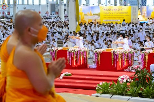 ภาพ No.79003:พิธีวางแผ่นจารึกชื่อ และพิธีวางพวงมาลัยสักการะพระบรมพุทธเจ้า ณ สภาธรรมกายสากล วัดพระธรรมกาย วันที่ 2 เมษายน พ.ศ. 2566