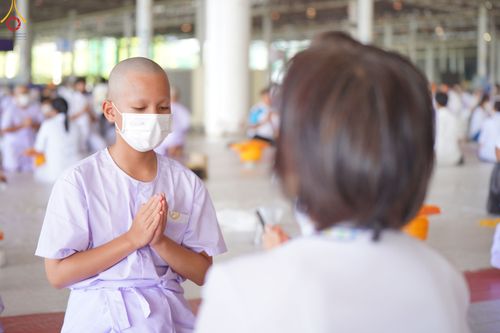 ภาพ No.79351:พิธีขอขมา มอบบาตรและผ้าไตร ในโครงการบรรพชาสามเณรฟื้นฟูพระพุทธศาสนาทั่วไทย โครงการอบรมยุวธรรมทายาท มัชฌิมธรรมทายาท และธรรมทายาทรุ่นอุดมศึกษา ณ สภาธรรมกายสากล วัดพระธรรมกาย วันเสาร์ที่ 1 เมษายน พ.ศ. 2566