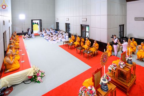 ภาพ No.78583:พิธีต้อนรับสัญญาบัตร พัดยศ ผ้าไตรและถวายมุทิตาสักการะฯ พระครูสิทธิรัตนวิเทศ และ พระครูวิเทศสันติคุณ วันอังคารที่ 28 มีนาคม พ.ศ. 2566 ณ อุโบสถวัดพระธรรมกาย