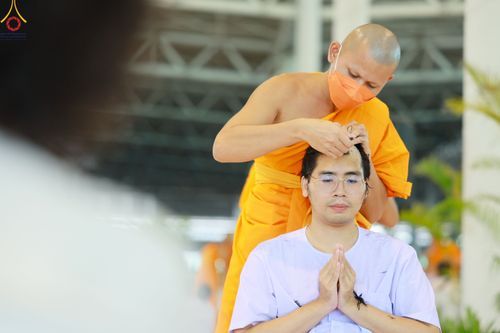 ภาพ No.83578:พิธีตัดปอยผมและปลงผม ในโครงการบรรพชาอุปสมบทหมู่ ธรรมทายาทรุ่นเข้าพรรษา ณ วัดพระธรรมกาย วันอาทิตย์ที่ 16 กรกฎาคม พ.ศ.2566
