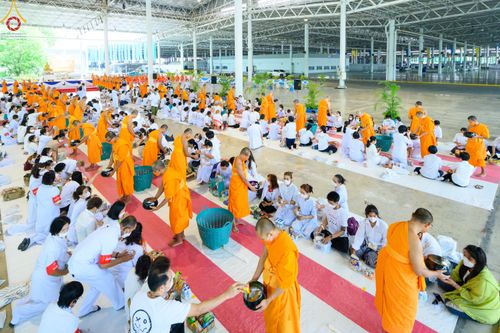 พิธีตักบาตรฉลองพระใหม่ ในโครงการบรรพชาอุปสมบทหมู่วันคุ้มครองโลก ณ สภาธรรมกายสากล วัดพระธรรมกาย วันอาทิตย์ที่ 16 เมษายน พ.ศ.2566