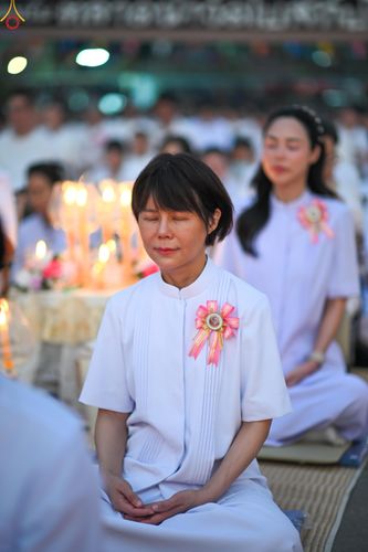 ภาพ No.297124:วันที่ 17 มกราคม พ.ศ. 2569 พิธีจุดประทีปถวายเป็นพุทธบูชา และบูชาธรรมมหาปูชนียาจารย์ (ภาพชุดที่ 2) ณ วัดโบสถ์บน ต.บางคูเวียง จ.นนทบุรี อนุสรณ์สถานลำดับที่ 4 สถานที่เกิดด้วยกายธรรม ในโครงการธรรมยาตรา กตัญญูบูชา มหาปูชนียาจารย์ พระมงคลเทพมุนี(สด จนฺทสโร) พร