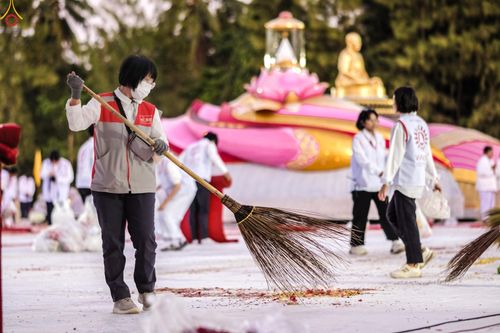 ภาพ No.301563:ภาพเบื้องหลังอาสาสมัครรวมใจ ชุดที่ 4 ในโครงการธรรมยาตรา กตัญญูบูชา มหาปูชนียาจารย์ พระมงคลเทพมุนี(สด จนฺทสโร) พระผู้ปราบมาร อนุสรณ์สถาน 7 แห่ง ปีที่ 14