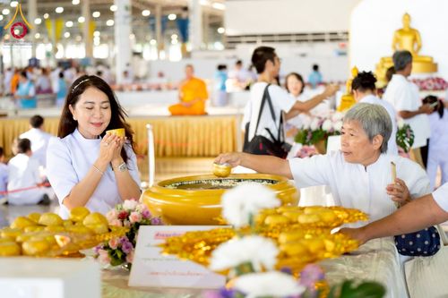 ภาพ No.215225:วันอาทิตย์ต้นเดือนที่ 6 เมษายน พ.ศ. 2568 พิธีตักบาตรข้าวสารอาหารแห้ง ณ บ้านแก้วเรือนทองคุณยาย สภาธรรมกายสากล วัดพระธรรมกาย