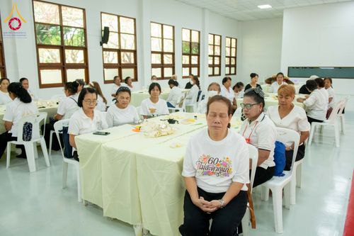 ภาพ No.327436:วันศุกร์ที่ 1 พฤษภาคม พ.ศ. 2569 รวมใจพสกนิกรชาวอำเภอคลองหลวง ประดิษฐ์ดอกไม้จันทน์ เพื่อใช้ในพิธีถวายดอกไม้จันทน์ในงานพระราชพิธีถวายพระเพลิงพระบรมศพ สมเด็จพระนางเจ้าสิริกิติ์ พระบรมราชินีนาถ พระบรมราชชนนีพันปีหลวง ณ วัดพระธรรมกาย