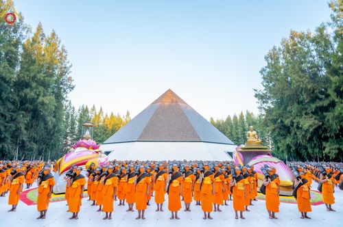 ภาพ No.106248:พระธรรมยาตราร่วมปฏิบัติธรรม และถ่ายภาพหมู่ประวัติศาสตร์ ในโครงการธรรมยาตรากตัญญูบูชา มหาปูชนียาจารย์ พระมงคลเทพมุนี(สด จนฺทสโร) พระผู้ปราบมาร  อนุสรณ์สถาน 7 แห่ง ปีที่ 12  วันที่ 4 มกราคม พ.ศ. 2567  ณ อนุสรณ์สถานมหาวิหารพระมงคลเทพมุนี จ.สุพรรณบุรี