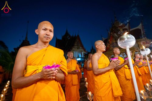 ภาพ No.297439:วันที่ 16 มกราคม พ.ศ. 2569 พิธีลอยประทีปธรรมถวายเป็นพุทธบูชา และบูชาธรรมมหาปูชนียาจารย์  ณ วัดโบสถ์บน ต.บางคูเวียง จ.นนทบุรี อนุสรณ์สถานลำดับที่ 4 สถานที่เกิดด้วยกายธรรม ในโครงการธรรมยาตรา กตัญญูบูชา มหาปูชนียาจารย์ พระมงคลเทพมุนี(สด จนฺทสโร) พระผู้ปราบม