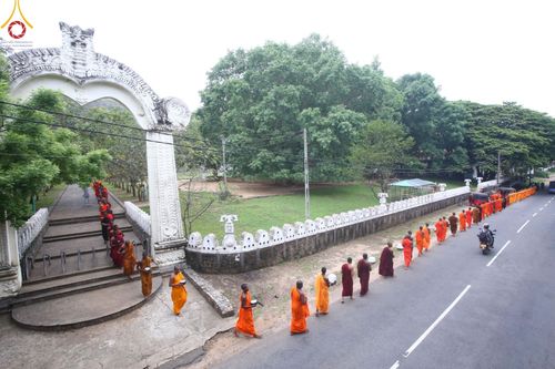ภาพ No.139368:พิธีตักบาตรรอบเมืองดัมบุลล่า เทศกาลวิสาขบูชาแห่งชาติ ศรีลังกา เมื่อวันที่ 16 พฤษภาคมที่ผ่านมา คณะสงฆ์จากวัดพระธรรมกาย และคณะพระภิกษุสามเณรศรีลังกา ในโครงการสยาม-ลังกา ธรรมยาตรา ฉลองเทศกาลวิสาขบูชาแห่งชาติ ศรีลังกา บูชาธรรม 80 ปีหลวงพ่อธัมมชโย
