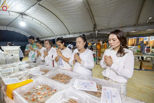 ภาพ No.127788:พิธีถวายภัตตาหารเป็นสังฆทาน แด่คณะพระธรรมยาตราฯ ในโครงการธรรมยาตราอัญเชิญพระบรมสารีริกธาตุ ประดิษฐาน ณ มหารัตนเจดีย์สิริปทุมสวรรค์ อ.บางกล่ำ จ.สงขลา วันที่ 9 มีนาคม พ.ศ. 2567