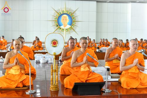 ภาพ No.198016:พิธีถวายภัตตาหารแด่พระภิกษุ สามเณร  บูชาธรรมคุณยายอาจารย์มหารัตนอุบาสิกาจันทร์ ขนนกยูง เนื่องในวาระวันคล้ายวันเกิดครบ 116 ปี วันอาทิตย์ที่ 19 มกราคม พ.ศ. 2568 ณ หอฉันคุณยายอาจารย์ฯ วัดพระธรรมกาย