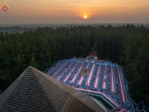 ภาพ No.107330:พิธีตักบาตรพระธรรมยาตราฯ ในโครงการธรรมยาตรากตัญญูบูชา มหาปูชนียาจารย์ พระมงคลเทพมุนี(สด จนฺทสโร) พระผู้ปราบมาร ปีที่ 12 ณ อนุสรณ์สถานมหาวิหารพระมงคลเทพมุนี อ.สองพี่น้อง จ.สุพรรณบุรี วันที่ 7 มกราคม พ.ศ. 2567
