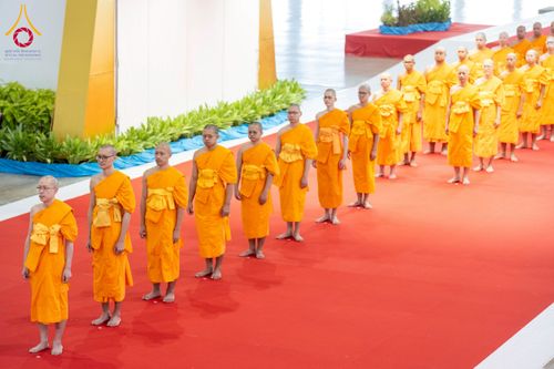 ภาพ No.237394:วันอาทิตย์ที่ 10 สิงหาคม พ.ศ.2568 พิธีมอบใบประกาศเกียรติคุณ โครงการสอบบาลี "ฉลองแชมป์" บูชาธรรม 80 ปี หลวงพ่อธัมมชโย ประจำปี 2568 และ พิธีมอบดวงแก้วสามเณรทรงบาลีไวยากรณ์ ณ สภาธรรมกายสากล วัดพระธรรมกาย ปทุมธานี