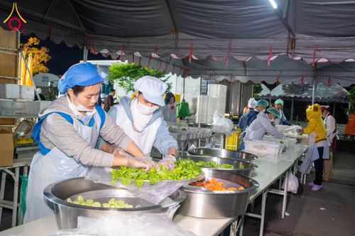ภาพ No.194858:พิธีถวายภัตตาหารเป็นสังฆทาน แด่พระธรรมยาตรา ณ อนุสรณ์สถานมหาวิหารพระมงคลเทพมุนี (โลตัสแลนด์) อ.สองพี่น้อง จ.สุพรรณบุรี ในโครงการธรรมยาตรา กตัญญูบูชา มหาปูชนียาจารย์ พระมงคลเทพมุนี(สด จนฺทสโร) พระผู้ปราบมาร แห่ง ปีที่ 13 วันที่ 14 มกราคม พ.ศ.2568