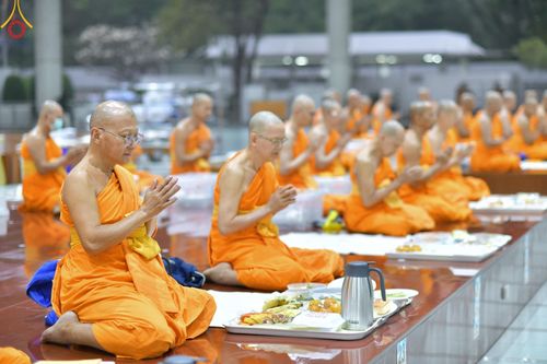 ภาพ No.208319:พิธีสวดพระพุทธมนต์ และถวายภัตตาหารเมนูสวรรค์แด่พระภิกษุ สามเณร วันที่ 15 กุมภาพันธ์ พ.ศ. 2568 ณ หอฉันคุณยายอาจารย์ฯ วัดพระธรรมกาย