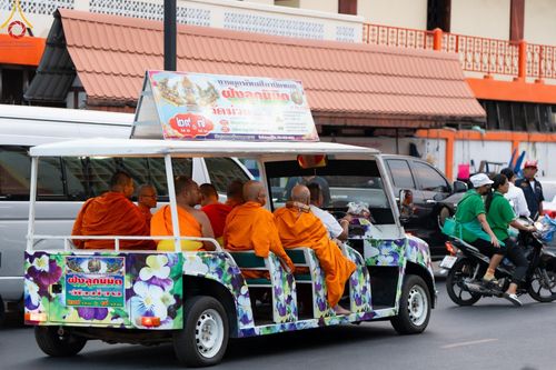 ภาพ No.126289:พิธีทำบุญเมืองนครราชสีมา ฉลอง 556 ปี ตักบาตรพระ 10,000 รูป ในวันเสาร์ที่ 2 มีนาคม พ.ศ.2567 ณ อนุสาวรีย์ท้าวสุรนารี จ.นครราชสีมา จัดโดย คณะสงฆ์จังหวัดนครราชสีมา ร่วมกับสำนักงานจังหวัดนครราชสีมา