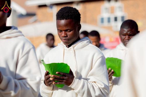 ภาพ No.231116:วันศุกร์ที่ 27 มิถุนายน พ.ศ. 2568 พิธีตัดปอยผมและพิธีปลงผมนาคธรรมทายาทแห่งทวีปแอฟริกา พ.ศ. 2568  โครงการบรรพชาอุปสมบทพระธรรมทายาทนานาชาติแห่งทวีปแอฟริกา ครั้งที่ 2 ณ วัดพระธรรมกายโจฮันเนสเบิร์ก สาธารณรัฐแอฟริกาใต้