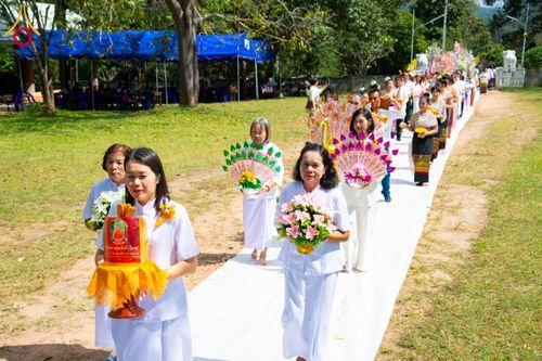 ภาพ No.173313:พิธีทอดกฐิน วัดศรีดงเย็น จ.ลำพูน ในโครงการกฐินสามัคคีทั่วไทย 30,000 วัด บูชาธรรม 80 ปี หลวงพ่อธัมมชโย โดยคณะศิษยานุศิษย์วัดพระธรรมกาย วันที่ 31 ตุลาคม พ.ศ. 2567