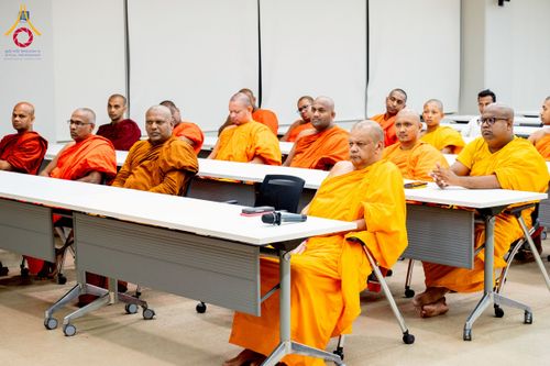 ภาพ No.222514:วันที่ 21 เมษายน พ.ศ. 2568 หลวงพ่อทัตตชีโวต้อนรับคณะสงฆ์ศรีลังกา ณ อาคาร 100 ปี คุณยายมหารัตนอุบาสิกาจันทร์ ขนนกยูง วัดพระธรรมกาย