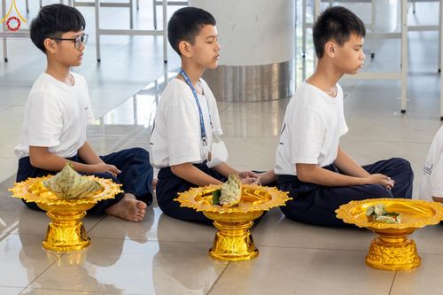 ภาพ No.132854:พิธีตัดปอยผม โครงการหน่อแก้วเปรียญธรรม รุ่นที่ 12 ณ ค่ายจองแชมป์ หมู่กฏิสามเณรเปรียญธรรม วัดพระธรรมกาย วันอาทิตย์ที่ 31 มีนาคม พ.ศ. 2567