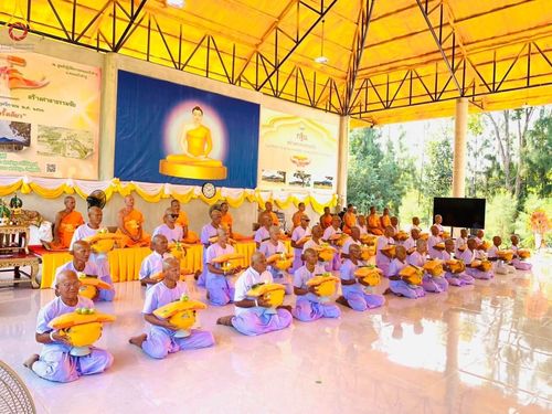 พิธีบรรพชาธรรมทายาท ในโครงการอุปสมบทหมู่ รุ่นบูชาธรรมมหาปูชนียาจารย์ ศูนย์ปฏิบัติธรรมหนองบัวลำภู ณ วัดสว่างอารมณ์ อ.ศรีบุญเรือง จ.หนองบัวลำภู วันที่ 10 ธันวาคม พ.ศ. 2566