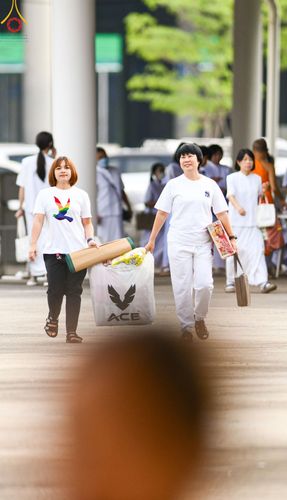 ภาพ No.139019:พิธีตักบาตร , พิธีบูชาข้าวพระ ณ ห้องแก้วสารพัด 1 สภาธรรมกายสากล วัดพระธรรมกาย วันอาทิตย์ต้นเดือนที่ 2 มิถุนายน พ.ศ. 2567