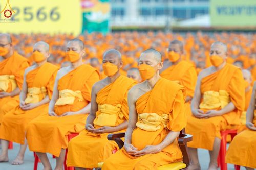 ภาพ No.102230:พระธรรมทายาทในโครงการอุปสมบทหมู่ บูชาธรรมมหาปูชนียาจารย์ ร่วมปฏิบัติธรรม ถ่ายภาพหมู่ประวัติศาสตร์ และรับฟังโอวาทจากหลวงพ่อทัตตชีโว ณ ลานธรรม พระมหาธรรมกายเจดีย์ วัดพระธรรมกาย วันที่ 15 ธันวาคม พ.ศ. 2566