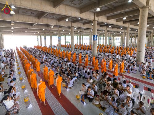 ภาพ No.62513:พิธีถวายบาตรเเละไทยธรรม ในโครงการอุปสมบทหมู่ บูชาธรรมหลวงพ่อธัมมชโย พ.ศ.2567 ณ ลานธรรม พระมหาธรรมกายเจดีย์ วันที่ 13 เมษายน พ.ศ.2567