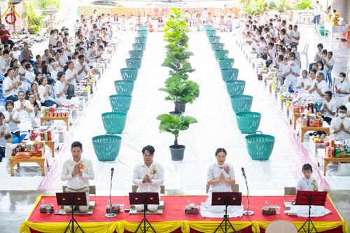 ภาพ No.142282:พิธีตักบาตรฉลองพระใหม่ ในโครงการอุปสมบทหมู่รุ่นผู้บริหาร  ณ วิหารคด วัดพระธรรมกาย วันอาทิตย์ที่ 23 มิถุนายน พ.ศ.2567