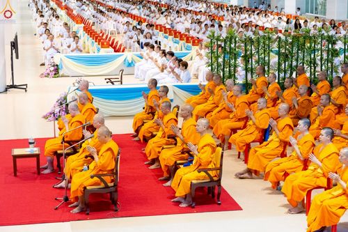 ภาพ No.236015:วันที่ 3 สิงหาคม พ.ศ. 2568 พิธีบูชาข้าวพระ ณ สภาธรรมกายสากล วัดพระธรรมกาย