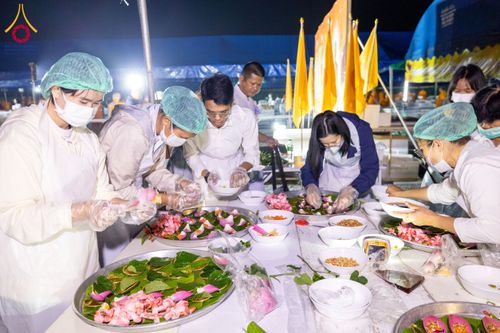 ภาพ No.201387:พิธีถวายภัตตาหารเป็นสังฆทาน แด่พระธรรมยาตรา ณ อนุสรณ์สถานบางปลา วัดบางปลา อำเภอบางเลน จังหวัดนครปฐม ในโครงการธรรมยาตรา กตัญญูบูชา มหาปูชนียาจารย์ พระมงคลเทพมุนี(สด จนฺทสโร) พระผู้ปราบมาร อนุสรณ์สถาน 7 แห่ง ปีที่ 13 วันที่ 25 มกราคม พ.ศ. 2568