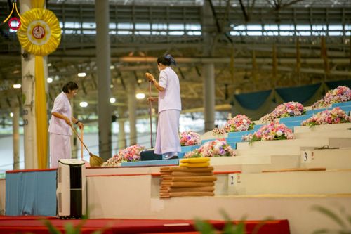 ภาพ No.256724:วันที่ 5 ตุลาคม พ.ศ. 2568 พิธีตักบาตร ข้าวสารอาหารแห้ง ณ บ้านแก้วเรือนทองคุณยายฯ สภาธรรมกายสากล วัดพระธรรมกาย