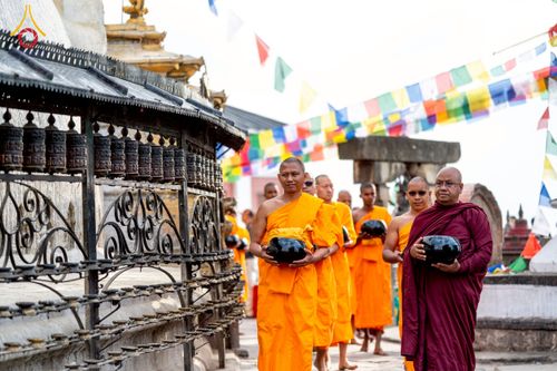 ภาพ No.213065:วันที่ 17 - 18 มีนาคม พ.ศ. 2568 คณะสงฆ์และสามเณรเดินบิณฑบาต รอบเมืองในพื้นที่ วัดสยมภูวนาถและราชวังปาตัน ณ เมืองกาฐมาณฑุ ประเทศเนปาล